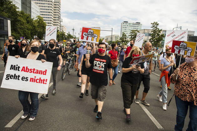 Menschen nehmen einer Protest fuer die Veranstaltugnsbranche in Berlin am 24. Juli 2020. Betreiber der Branche lamentieren eine fast 6-Monatige Arbeitslosigkeit und Fehlende Einnahmen durch die Massnahmen fuer die Beschraenkung der Verbreitung von Coronavirus. 3. Demonstration der Veranstaltungsbranche in Berlin