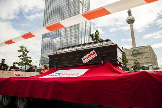 Menschen nehmen einer Protest fuer die Veranstaltugnsbranche in Berlin am 24. Juli 2020. Betreiber der Branche lamentieren eine fast 6-Monatige Arbeitslosigkeit und Fehlende Einnahmen durch die Massnahmen fuer die Beschraenkung der Verbreitung von Coronavirus. 3. Demonstration der Veranstaltungsbranche in Berlin
