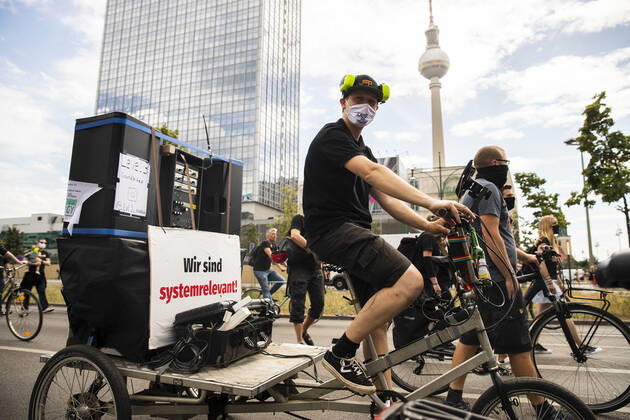 Menschen nehmen einer Protest fuer die Veranstaltugnsbranche in Berlin am 24. Juli 2020. Betreiber der Branche lamentieren eine fast 6-Monatige Arbeitslosigkeit und Fehlende Einnahmen durch die Massnahmen fuer die Beschraenkung der Verbreitung von Coronavirus. 3. Demonstration der Veranstaltungsbranche in Berlin