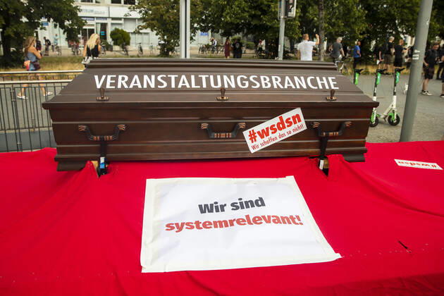 Menschen nehmen einer Protest fuer die Veranstaltugnsbranche in Berlin am 24. Juli 2020. Betreiber der Branche lamentieren eine fast 6-Monatige Arbeitslosigkeit und Fehlende Einnahmen durch die Massnahmen fuer die Beschraenkung der Verbreitung von Coronavirus. 3. Demonstration der Veranstaltungsbranche in Berlin