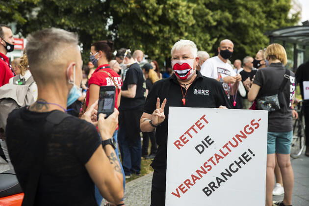 Menschen nehmen einer Protest fuer die Veranstaltugnsbranche in Berlin am 24. Juli 2020. Betreiber der Branche lamentieren eine fast 6-Monatige Arbeitslosigkeit und Fehlende Einnahmen durch die Massnahmen fuer die Beschraenkung der Verbreitung von Coronavirus. 3. Demonstration der Veranstaltungsbranche in Berlin