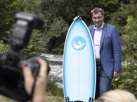 Bilder des Jahres 2020, News 07 Juli News Themen der Woche KW30 News Bilder des Tages Spatenstich Nürnbergs neue Surferwelle am 24.07.2020 in Nürnberg (), Germany, HMB Media Schumacher Bild: Markus Söder (Ministerpräsident) mit Surfbrett Copyright: HMBxMedia Schumacher