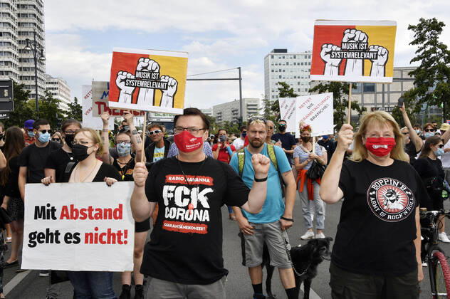 Mit einem Protestmarsch von derAlexanderstraße 3 zur Kundgebung am Bebelplatz, weisen Berliner Spielstätten, Veranstalter*innen, Techniker*innen, Bühnen- und Messebauer*innen, Außenwerber*innen, Security- und Gastropersonal sowie weitere Dienstleister*innen aus der Kultur- und Eventbranche auf ihre prekäre Lage und den eklatanten Mangel an Perspektiven hin. Berlin, 24.07.2020