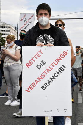 Mit einem Protestmarsch von derAlexanderstraße 3 zur Kundgebung am Bebelplatz, weisen Berliner Spielstätten, Veranstalter*innen, Techniker*innen, Bühnen- und Messebauer*innen, Außenwerber*innen, Security- und Gastropersonal sowie weitere Dienstleister*innen aus der Kultur- und Eventbranche auf ihre prekäre Lage und den eklatanten Mangel an Perspektiven hin. Berlin, 24.07.2020
