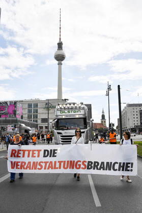 Mit einem Protestmarsch von derAlexanderstraße 3 zur Kundgebung am Bebelplatz, weisen Berliner Spielstätten, Veranstalter*innen, Techniker*innen, Bühnen- und Messebauer*innen, Außenwerber*innen, Security- und Gastropersonal sowie weitere Dienstleister*innen aus der Kultur- und Eventbranche auf ihre prekäre Lage und den eklatanten Mangel an Perspektiven hin. Berlin, 24.07.2020