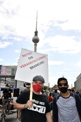 Mit einem Protestmarsch von derAlexanderstraße 3 zur Kundgebung am Bebelplatz, weisen Berliner Spielstätten, Veranstalter*innen, Techniker*innen, Bühnen- und Messebauer*innen, Außenwerber*innen, Security- und Gastropersonal sowie weitere Dienstleister*innen aus der Kultur- und Eventbranche auf ihre prekäre Lage und den eklatanten Mangel an Perspektiven hin. Berlin, 24.07.2020
