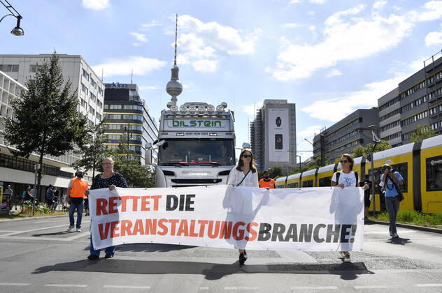 Mit einem Protestmarsch von derAlexanderstraße 3 zur Kundgebung am Bebelplatz, weisen Berliner Spielstätten, Veranstalter*innen, Techniker*innen, Bühnen- und Messebauer*innen, Außenwerber*innen, Security- und Gastropersonal sowie weitere Dienstleister*innen aus der Kultur- und Eventbranche auf ihre prekäre Lage und den eklatanten Mangel an Perspektiven hin. Berlin, 24.07.2020