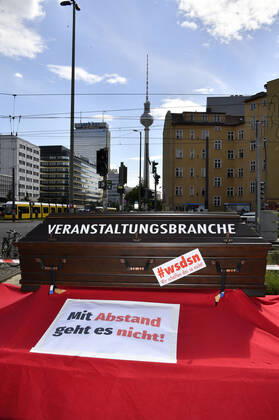 Mit einem Protestmarsch von derAlexanderstraße 3 zur Kundgebung am Bebelplatz, weisen Berliner Spielstätten, Veranstalter*innen, Techniker*innen, Bühnen- und Messebauer*innen, Außenwerber*innen, Security- und Gastropersonal sowie weitere Dienstleister*innen aus der Kultur- und Eventbranche auf ihre prekäre Lage und den eklatanten Mangel an Perspektiven hin. Berlin, 24.07.2020