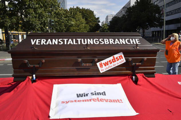 Mit einem Protestmarsch von derAlexanderstraße 3 zur Kundgebung am Bebelplatz, weisen Berliner Spielstätten, Veranstalter*innen, Techniker*innen, Bühnen- und Messebauer*innen, Außenwerber*innen, Security- und Gastropersonal sowie weitere Dienstleister*innen aus der Kultur- und Eventbranche auf ihre prekäre Lage und den eklatanten Mangel an Perspektiven hin. Berlin, 24.07.2020