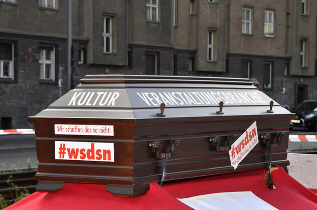 Mit einem Protestmarsch von derAlexanderstraße 3 zur Kundgebung am Bebelplatz, weisen Berliner Spielstätten, Veranstalter*innen, Techniker*innen, Bühnen- und Messebauer*innen, Außenwerber*innen, Security- und Gastropersonal sowie weitere Dienstleister*innen aus der Kultur- und Eventbranche auf ihre prekäre Lage und den eklatanten Mangel an Perspektiven hin. Berlin, 24.07.2020