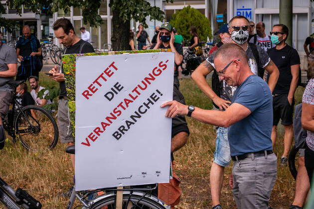 Berlin, Demonstration Rettet die Veranstaltungsbranche 24.07.2020,Berlin,Deutschland,GER,Demo Rettet die Veranstaltungsbranche.Zum inzwischen dritten Mal bringen Akteure der Sparte ihr Anliegen lautstark auf die Straßen Berlins.