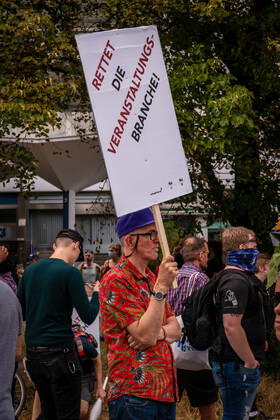 Berlin, Demonstration Rettet die Veranstaltungsbranche 24.07.2020,Berlin,Deutschland,GER,Demo Rettet die Veranstaltungsbranche.Zum inzwischen dritten Mal bringen Akteure der Sparte ihr Anliegen lautstark auf die Straßen Berlins.Dr.Motte