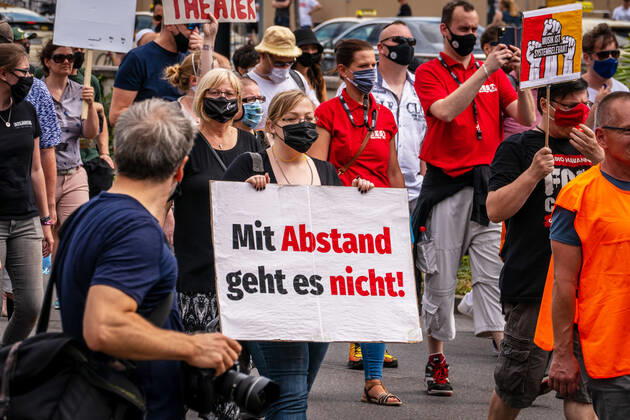 Berlin, Demonstration Rettet die Veranstaltungsbranche 24.07.2020,Berlin,Deutschland,GER,Demo Rettet die Veranstaltungsbranche.Zum inzwischen dritten Mal bringen Akteure der Sparte ihr Anliegen lautstark auf die Straßen Berlins.