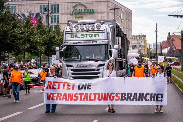 Berlin, Demonstration Rettet die Veranstaltungsbranche 24.07.2020,Berlin,Deutschland,GER,Demo Rettet die Veranstaltungsbranche.Zum inzwischen dritten Mal bringen Akteure der Sparte ihr Anliegen lautstark auf die Straßen Berlins.