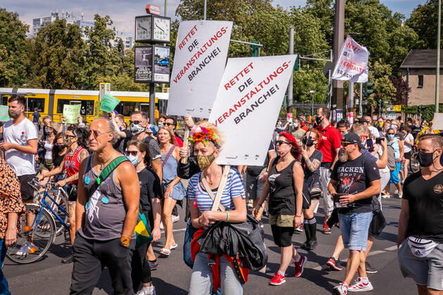 Berlin, Demonstration Rettet die Veranstaltungsbranche 24.07.2020,Berlin,Deutschland,GER,Demo Rettet die Veranstaltungsbranche.Zum inzwischen dritten Mal bringen Akteure der Sparte ihr Anliegen lautstark auf die Straßen Berlins.