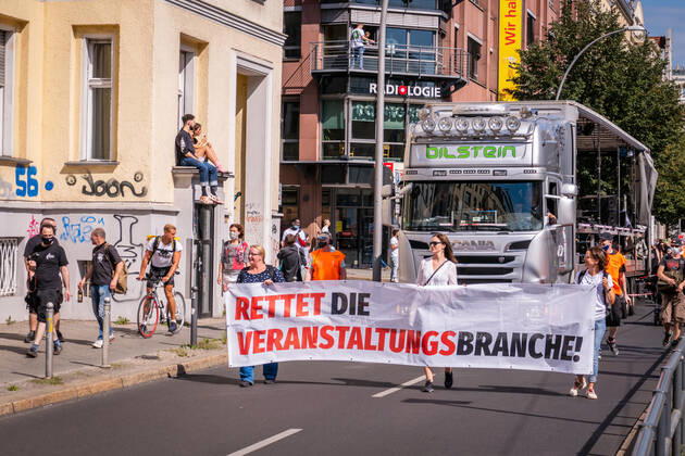 Berlin, Demonstration Rettet die Veranstaltungsbranche 24.07.2020,Berlin,Deutschland,GER,Demo Rettet die Veranstaltungsbranche.Zum inzwischen dritten Mal bringen Akteure der Sparte ihr Anliegen lautstark auf die Straßen Berlins.