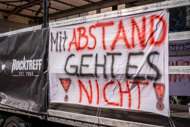 Berlin, Demonstration Rettet die Veranstaltungsbranche 24.07.2020,Berlin,Deutschland,GER,Demo Rettet die Veranstaltungsbranche.Zum inzwischen dritten Mal bringen Akteure der Sparte ihr Anliegen lautstark auf die Straßen Berlins. Mit Abstand geht es nicht!