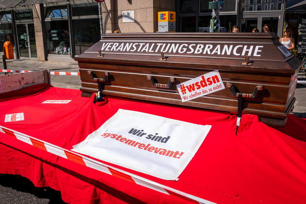 Berlin, Demonstration Rettet die Veranstaltungsbranche 24.07.2020,Berlin,Deutschland,GER,Demo Rettet die Veranstaltungsbranche.Zum inzwischen dritten Mal bringen Akteure der Sparte ihr Anliegen lautstark auf die Straßen Berlins.Sarg.
