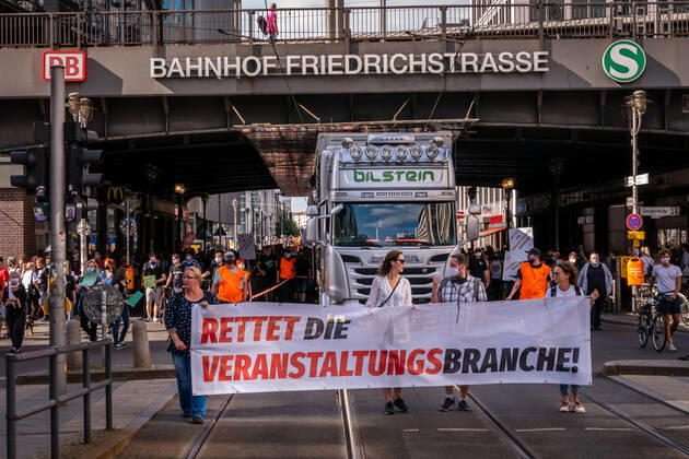 Berlin, Demonstration Rettet die Veranstaltungsbranche 24.07.2020,Berlin,Deutschland,GER,Demo Rettet die Veranstaltungsbranche.Zum inzwischen dritten Mal bringen Akteure der Sparte ihr Anliegen lautstark auf die Straßen Berlins.