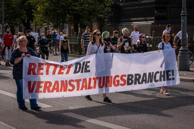 Berlin, Demonstration Rettet die Veranstaltungsbranche 24.07.2020,Berlin,Deutschland,GER,Demo Rettet die Veranstaltungsbranche.Zum inzwischen dritten Mal bringen Akteure der Sparte ihr Anliegen lautstark auf die Straßen Berlins.