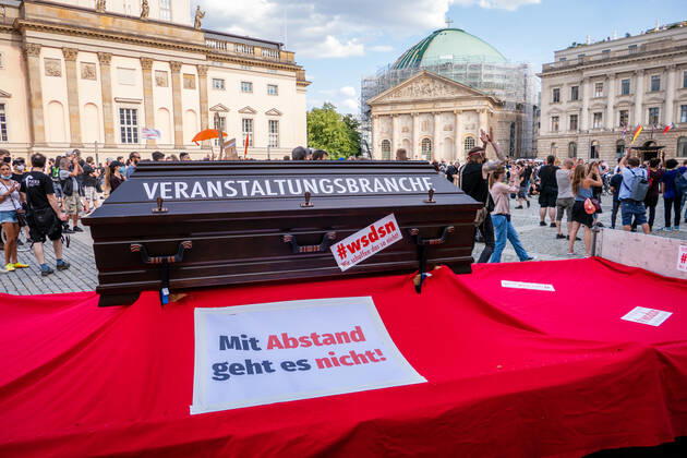Berlin, Demonstration Rettet die Veranstaltungsbranche 24.07.2020,Berlin,Deutschland,GER,Demo Rettet die Veranstaltungsbranche.Zum inzwischen dritten Mal bringen Akteure der Sparte ihr Anliegen lautstark auf die Straßen Berlins. Quatsch Comedy Club.Schlusskundgebung auf dem Bebelplatz.Sarg.