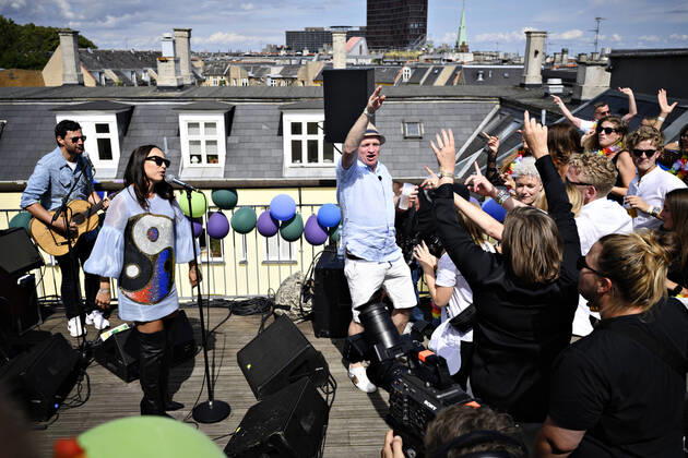 Bilder des Jahres 2020, Entertainment 07 Juli Entertainment Themen der Woche KW30 Entertainment Bilder des Tages Medina Konzert auf einem Dach in Kopenhagen Medina spiller paa tagterrasse paa Noerrebro i Koebenhavn, loerdag den 25. juli 2020. Groen Koncert 2020 er aflyst paa grund af corona, men i stedet er Groennere Groen opstaaet. Groennere Groen praesenteres af Muskelsvindfonden og Tuborg i samarbejde med TV 2, NOVA og LB Forsikring. I loebet af dagen vil der vaere omkring 100 smaa og store koncerter i hele landet.. , Copenhagen Denmark  Copyright: PhilipxDavali PhilipxDavalix COP102 spdk20200725-152547-L