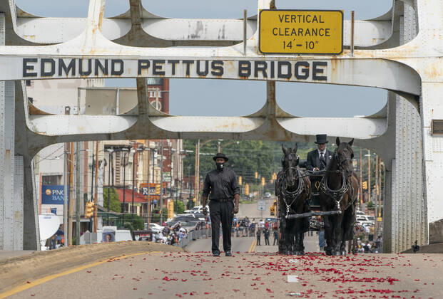 Bilder des Jahres 2020, News 07 Juli News Themen der Woche KW30 The casket containing the body of Congressman John Lewis, D-GA, crosses the Edmund Pettus Bridge during his funeral procession in Selma, Alabama on Sunday, July 26, 2020. In 1965 at the age of 25, Lewis helped to organize a march for voting rights on the Edmund Pettus Bridge, where his skull was fractured after being attacked by police. Lewis died on July 17 at the age of 80 after a six-month battle with cancer.  ALB20200726304 JEMALxCOUNTLESS