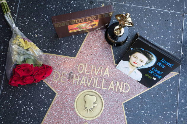 Bilder des Jahres 2020, Entertainment 07 Juli Entertainment Themen der Woche KW30 July 26, 2020, Los Angeles, California, U.S: Flowers and souvenirs are displayed at actress Olivia de Havillandâ€⠢s star on the Hollywood Walk of Fame, Sunday July 26, 2020 in Los Angeles. Actress. Olivia de Havilland, one of the last remaining links to the so-called Golden Age of Hollywood, has died at the age of 104, multiple media outlets reported today. Los Angeles U.S. - ZUMAc68_ 20200726_zaf_c68_007 Copyright: xRingoxChiux