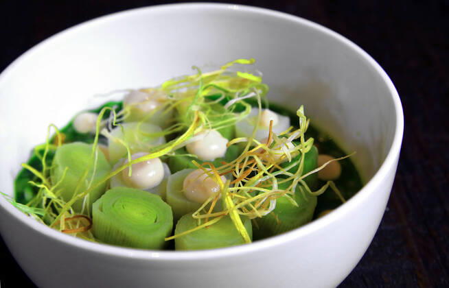 16.07.2020, Berlin - Deutschland. Data Kitchen serviert die Suppe Herz aus Lauch .
