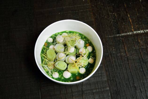 16.07.2020, Berlin - Deutschland. Data Kitchen serviert die Suppe Herz aus Lauch .