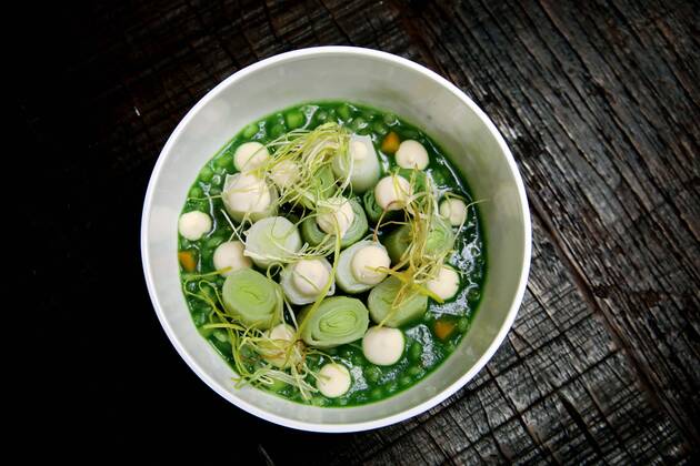 16.07.2020, Berlin - Deutschland. Data Kitchen serviert die Suppe Herz aus Lauch .