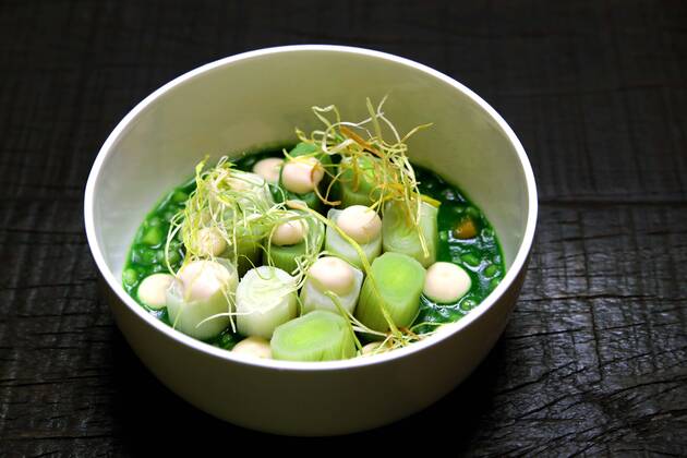 16.07.2020, Berlin - Deutschland. Data Kitchen serviert die Suppe Herz aus Lauch .