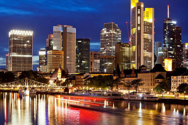 Stadtansicht am Abend mit Main und Bankenviertel, Deutschland, Hessen, Frankfurt am Main cityscape in the evening with the Main and financial district , Germany, Hesse, Frankfurt am Main BLWS624335