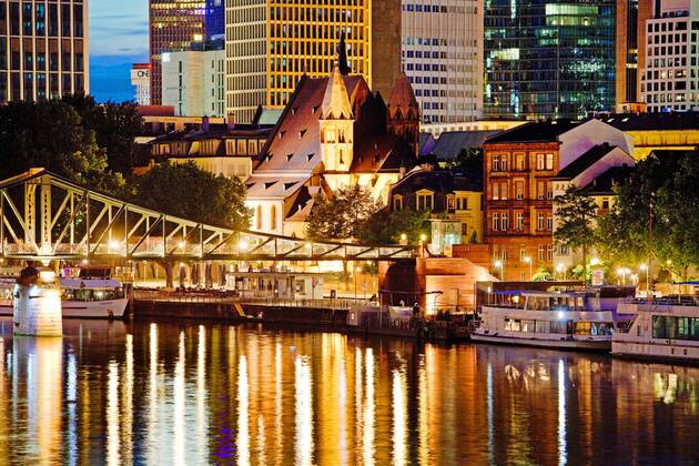 Stadtansicht am Abend mit Main und Bankenviertel, Deutschland, Hessen, Frankfurt am Main cityscape in the evening with the Main and financial district , Germany, Hesse, Frankfurt am Main BLWS624321
