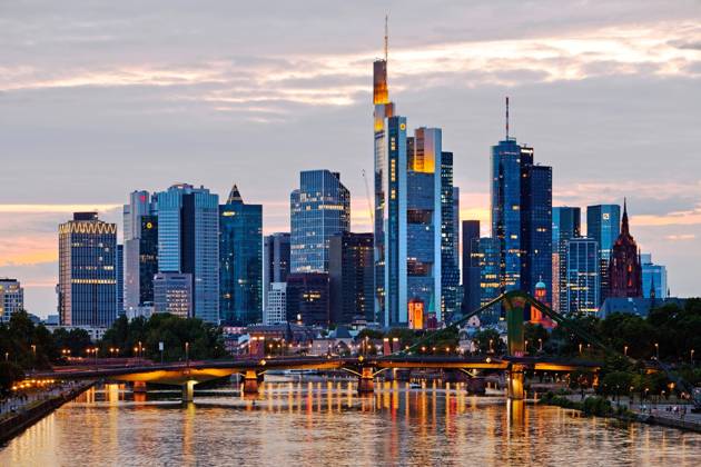 Stadtansicht am Abend mit Main und Bankenviertel, Deutschland, Hessen, Frankfurt am Main cityscape in the evening with the Main and financial district , Germany, Hesse, Frankfurt am Main BLWS624330