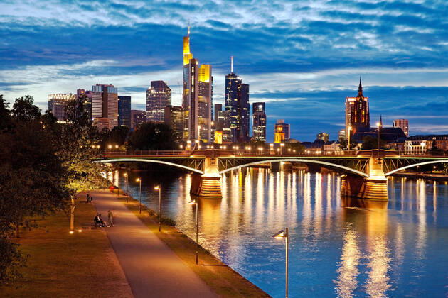 Stadtansicht am Abend mit Main und Bankenviertel, Deutschland, Hessen, Frankfurt am Main cityscape in the evening with the Main and financial district , Germany, Hesse, Frankfurt am Main BLWS624331