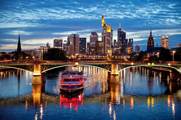 Stadtansicht am Abend mit Main und Bankenviertel, Deutschland, Hessen, Frankfurt am Main cityscape in the evening with the Main and financial district , Germany, Hesse, Frankfurt am Main BLWS624332