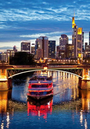 Stadtansicht am Abend mit Main und Bankenviertel, Deutschland, Hessen, Frankfurt am Main cityscape in the evening with the Main and financial district , Germany, Hesse, Frankfurt am Main BLWS624334