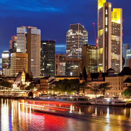 Stadtansicht am Abend mit Main und Bankenviertel, Deutschland, Hessen, Frankfurt am Main cityscape in the evening with the Main and financial district , Germany, Hesse, Frankfurt am Main BLWS624336