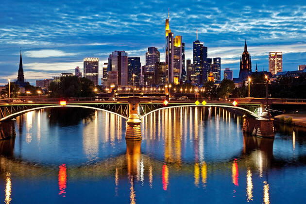 Stadtansicht am Abend mit Main und Bankenviertel, Deutschland, Hessen, Frankfurt am Main cityscape in the evening with the Main and financial district , Germany, Hesse, Frankfurt am Main BLWS624337