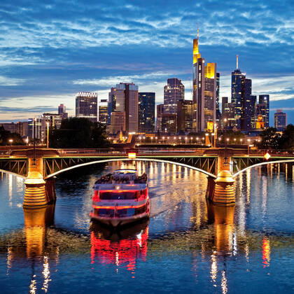 Stadtansicht am Abend mit Main und Bankenviertel, Deutschland, Hessen, Frankfurt am Main cityscape in the evening with the Main and financial district , Germany, Hesse, Frankfurt am Main BLWS624333
