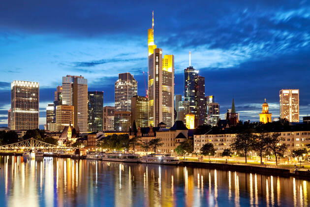Stadtansicht am Abend mit Main und Bankenviertel, Deutschland, Hessen, Frankfurt am Main cityscape in the evening with the Main and financial district , Germany, Hesse, Frankfurt am Main BLWS624338