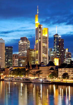 Stadtansicht am Abend mit Main und Bankenviertel, Deutschland, Hessen, Frankfurt am Main cityscape in the evening with the Main and bank district , Germany, Hesse, Frankfurt am Main BLWS624339