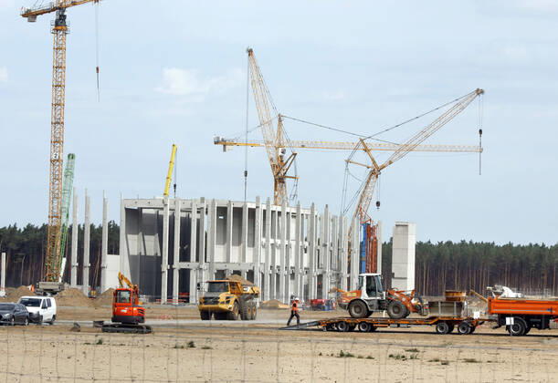 Bilder des Jahres 2020, News 07 Juli News Themen der Woche KW31 News Bilder des Tages Tesla Giga Factory Gruenheide Gruenheide, DEU, 28.07.2020 - Baustelle Tesla Gigafactory 4 im Ortsteil Freienbrink in Gruenheide, nahe Berlin. Tesla-Chef Elon Musk glaubt, dass der Standort in unvorstellbarer Geschwindigkeit fertiggestellt wird. Gruenheide Brandenburg Deutschland