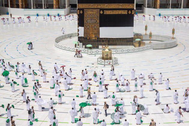 Bilder des Jahres 2020, News 07 Juli News Themen der Woche KW31 News Bilder des Tages (200729) -- MECCA, July 29, 2020 (Xinhua) -- Pilgrims circumambulate the sacred site Kaaba in the Grand Mosque in Mecca, Saudi Arabia on July 29, 2020. Muslim pilgrims on Wednesday embarked on the first day of their Hajj rituals in the holy city of Mecca, Saudi Arabia, according to a statement by Saudi ministry of media. The pilgrims started the major Islamic pilgrimage after finishing four days of hotel isolation in Mecca and prior to that a week-long quarantine at home, as part of the preventative measures to guard against COVID-19. (Saudi Arabia s Ministry of Media Handout via Xinhua) SAUDI ARABIA-MECCA-HAJJ 