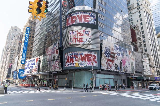Bilder des Jahres 2020, Entertainment 07 Juli Mr. Brainwash art on billboards at Times Square Thierry Guetta aka Mr. Brainwash art seen on billboards on Ernst & Young headquarters on Times Square. These pieces of art depicts message of love to city of New York. The artist is a French-born and based in nowadays in Los Angeles. New York New York United States Copyright: LevxRadin