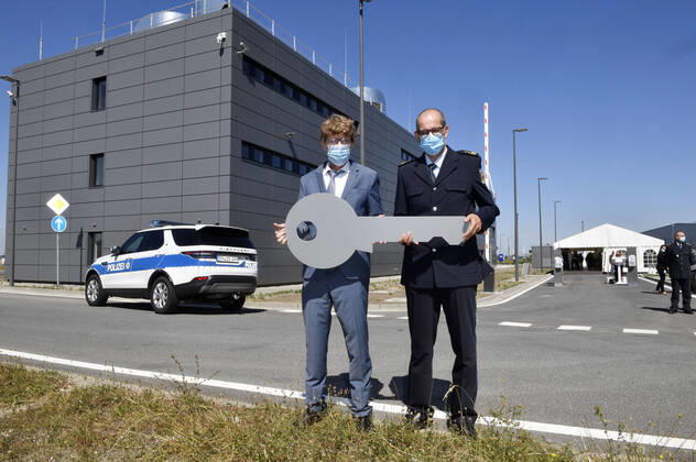 Bilder des Jahres 2020, News 07 Juli News Themen der Woche KW31 News Bilder des Tages Engelbert Lütke Daldrup, Vorsitzender der Geschäftsführung der Flughafen Berlin Brandenburg GmbH, und Karl-Heinz Weidner, Präsident der Bundespolizeidirektion Berlin beim Fototermin anlässlich der Fertigstellung des Dienstgebäudes der Bundespolizei am Flughafen Berlin Brandenburg. Schönefeld, 31.07.2020