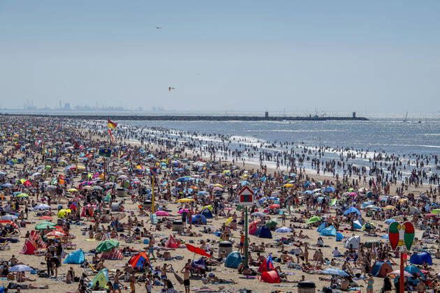 Bilder des Jahres 2020, News 07 Juli News Themen der Woche KW31 News Bilder des Tages July 31, 2020, Scheveningen, Netherlands: Crowds of people enjoy the sun and the warm weather during the heat wave at a beach. Scheveningen Netherlands - ZUMAs197 20200731_zaa_s197_064 Copyright: xRobinxUtrechtx