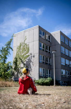 IMAGO Creative: Gesellschaft, Armut 31. Juli 2020: Leipzig (Sachsen), Stadtteil Gruenau: Ein Kind sitzt vor einem Plattenbau in Leipzig-Gruenau.