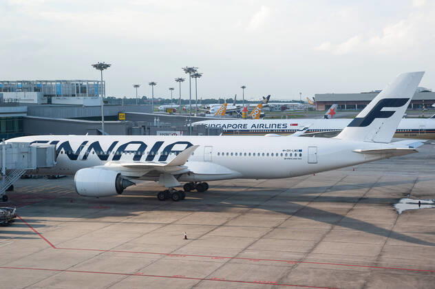 30.07.2020, Singapur, Republik Singapur, Asien - Ein Airbus A350 Passagierflugzeug der Finnair an einem Flugsteig am Terminal 1 auf dem Flughafen Changi. Durch die globale Verbreitung des Coronavirus (Covid-19) hat sich das weltweite Flugaufkommen drastisch reduziert und es kommt zu erheblichen Flugausfaellen. Auf Grund der Coronakrise schrumpfte Singapurs Wirtschaft um mehr als 40 Prozent im zweiten Quartal dieses Jahres und die suedostasiatische Finanzmetropole rutschte seit ueber einem Jahrzehnt erneut in eine Rezession.